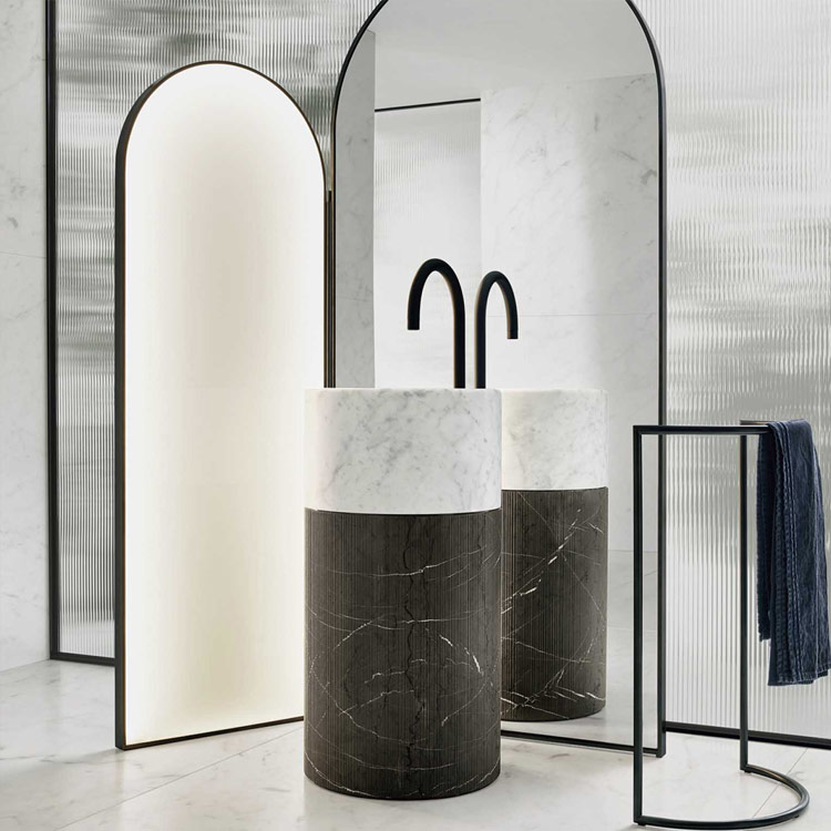 Specchio a parete con anta girevole con luce LED Roma Milldue