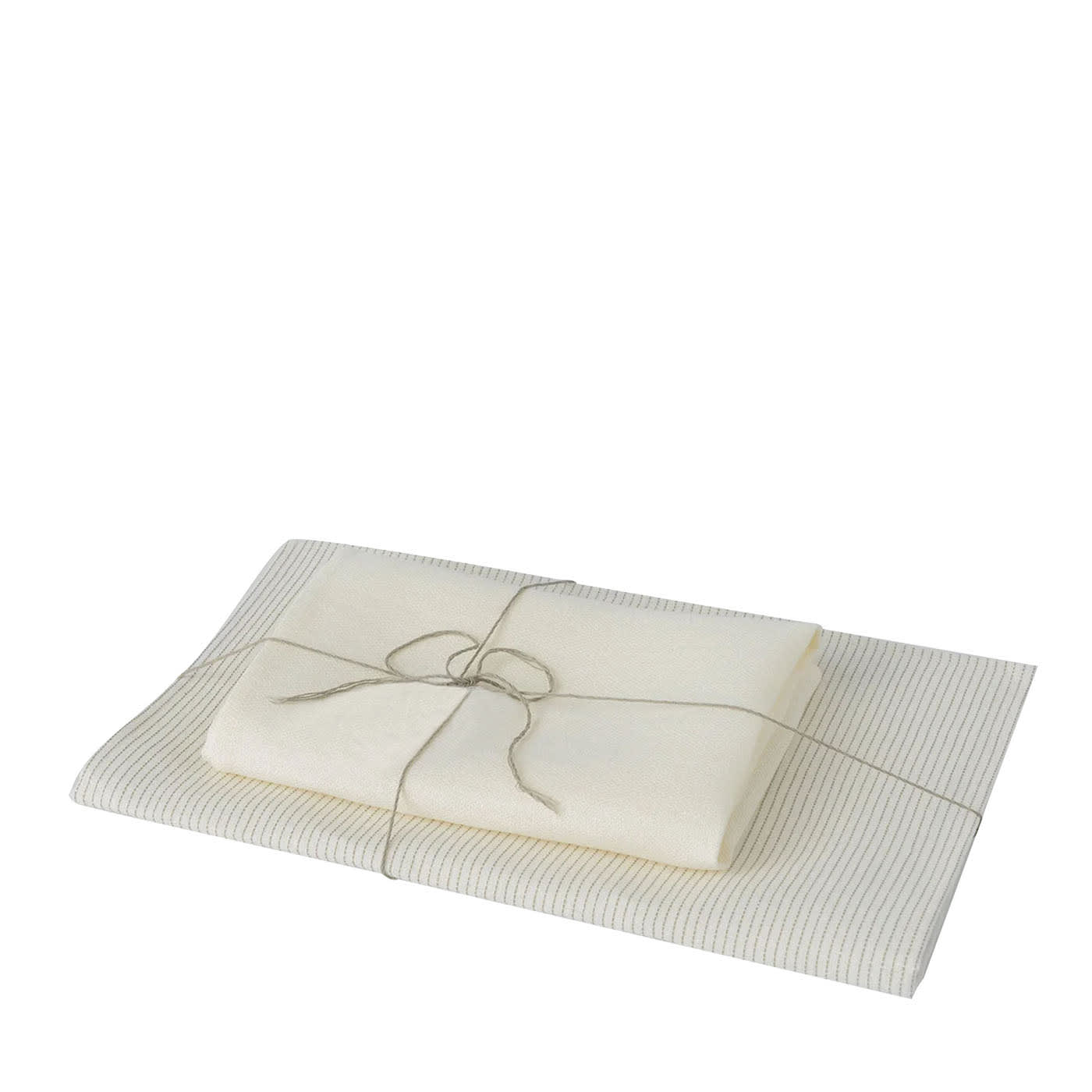 Due set di tovagliette e tovaglioli in canapa